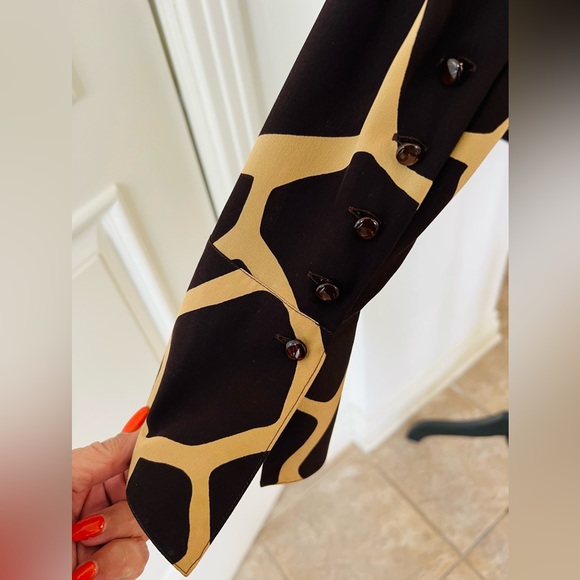 ESCADA BROWN & CREAM BEAUTIFUL GIRRAF Print 100% Silk Button Down Top - Picture 5 of 10